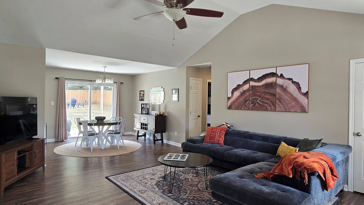 Madison House | Newly renovated with coffee bar, bonus room, fire pit and fully stocked kitchen