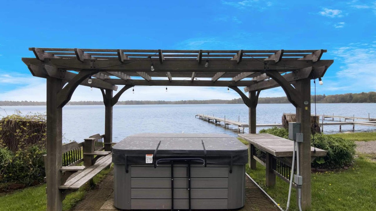 Mayfield House | Newly renovated with hot tub and lake