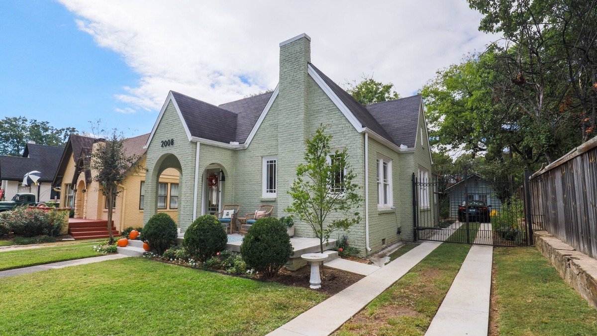 Heights House | Newly Restored 2BR Heights Cottage