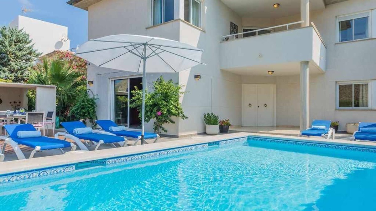 Les Palmeres House | Newly revamped villa walking distance to beaches, mountains and pinewalk