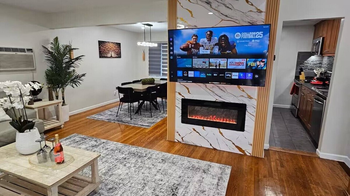 Hicksville House | Newly Stunningly Updated 4-bedroom house in lovely Hicksville with WiFi, AC.