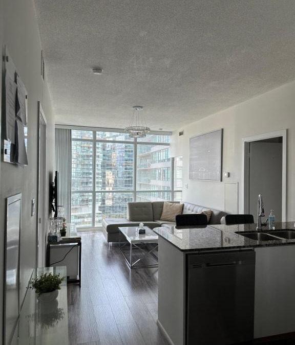 Downtown Toronto Apartment | Newly updated 3BR, 2Bath in Downtown Toronto beside Union Station & Scotia Bank Arena!