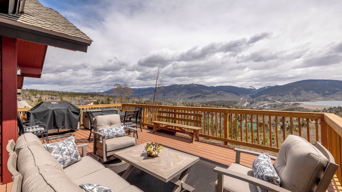 Wildernest House | Newly Updated 5 Bedroom Townhome with Gorgeous Deck Views!