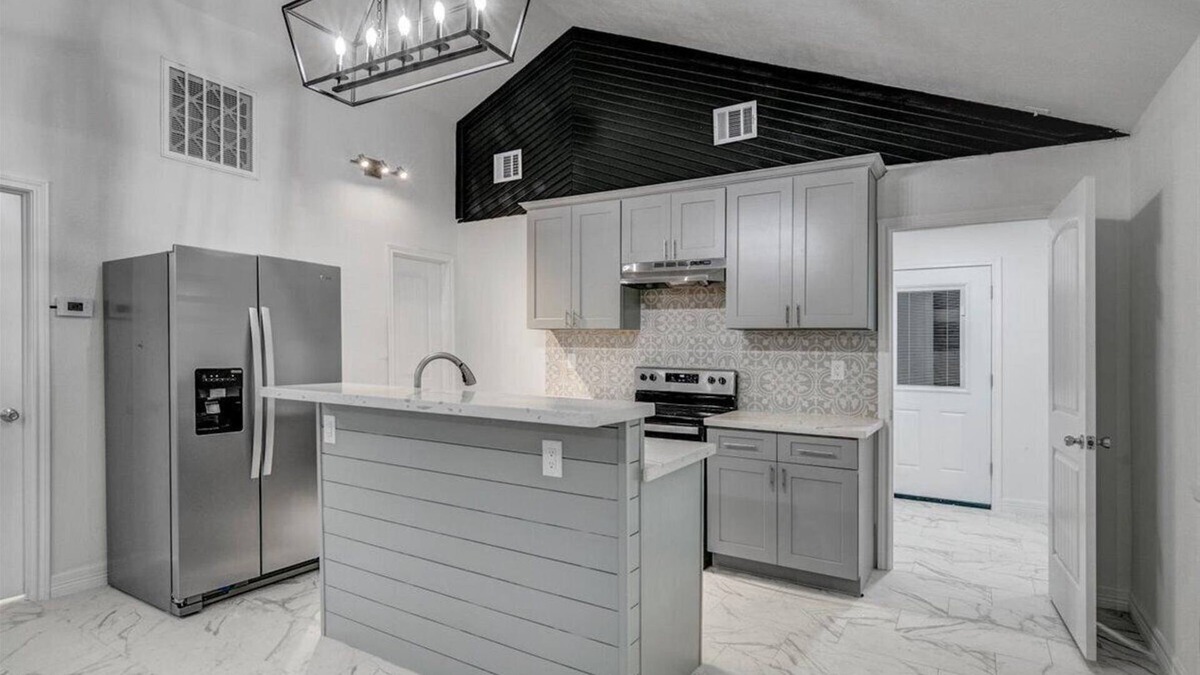 Voth House | Newly Updated 5-Bedroom Home in Vidor