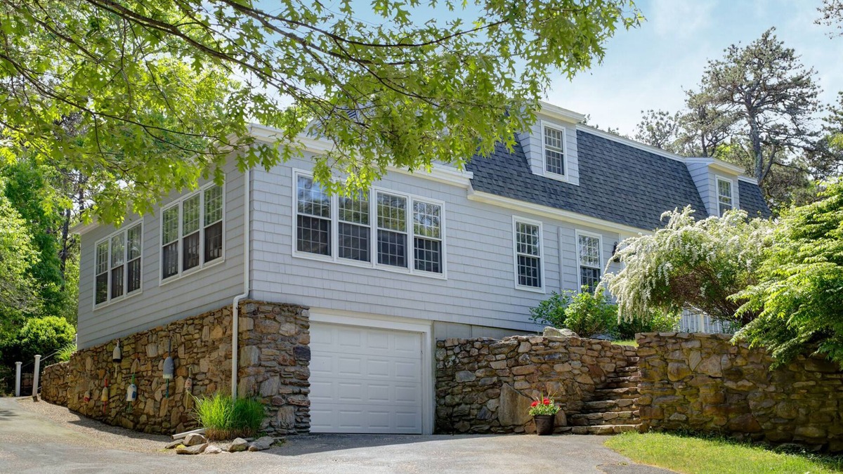 Brewster House | Newly Updated 5BR/2BA 2500Sqft Very Private Family Home, WiFi & Air Conditioned!