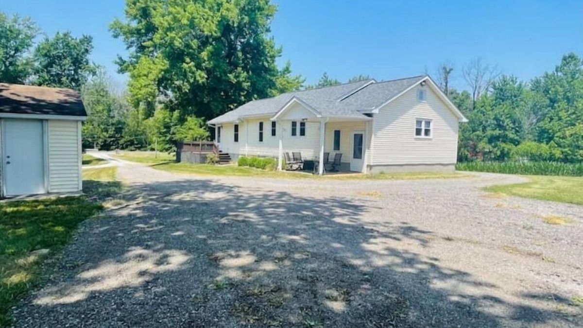 Scheller House | Newly updated country home boasts comfort & relaxation, near DuQuoin Fairgrounds