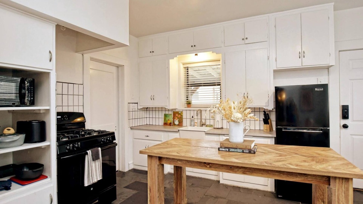 Austin Ave. Apartment | Newly Updated Cozy 1927 Uptown Tudor 4 min to Magnolia