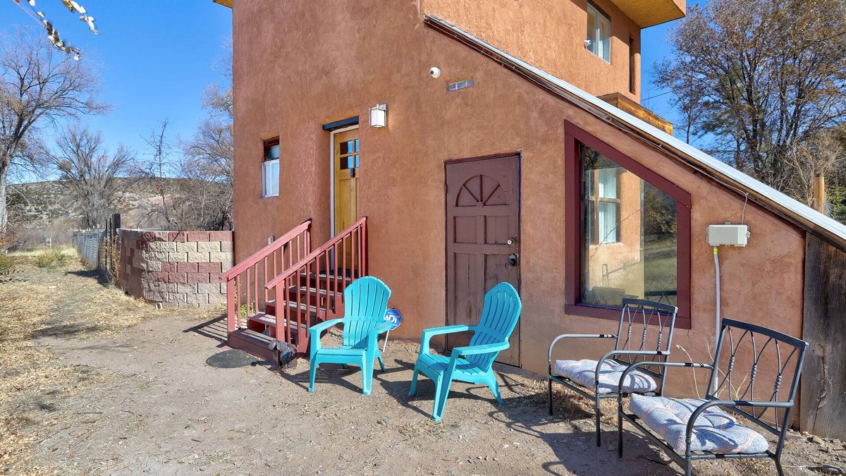 Dixon House | Newly Updated Dixon Wine House. 2 Bedroom 3 Story with room for 8.