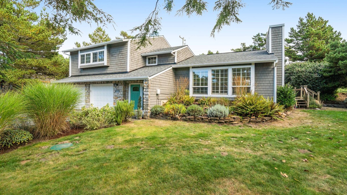 Warrenton House | Newly updated, dog-friendly house near the beach with hot tub & grill