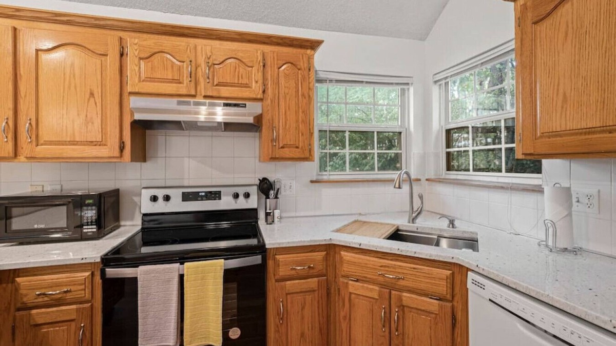 Shawnee House | Newly Updated Gem in Shawnee, Kansas: Your Ideal Short-Term Rental Retreat!