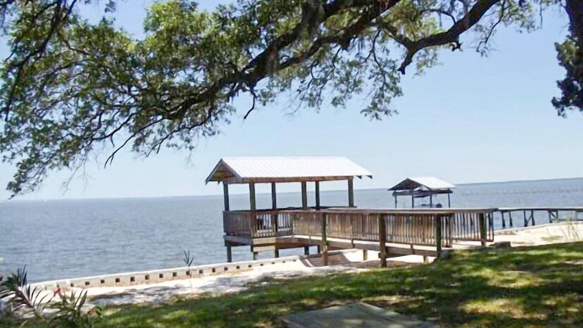 Gasque Cottage | Newly updated, screened porches, dog friendly, fenced yard