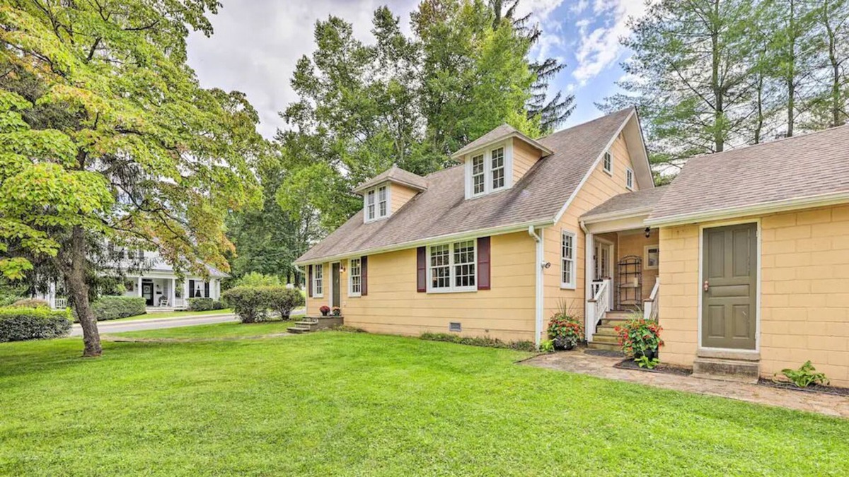 Lewisburg Cottage | Newly Updated Spacious Cottage - Walking Distance To Downtown!!!