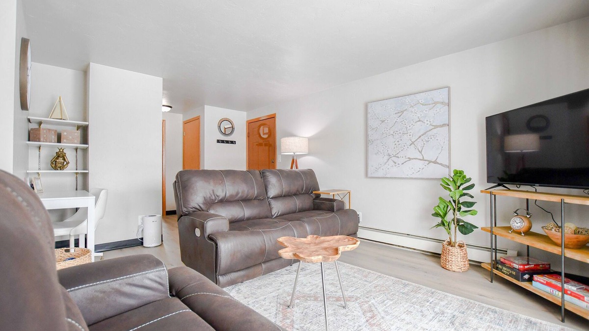 Bellevue Apartment | Newly Updated Two-bed Upper Suite in Green Bay