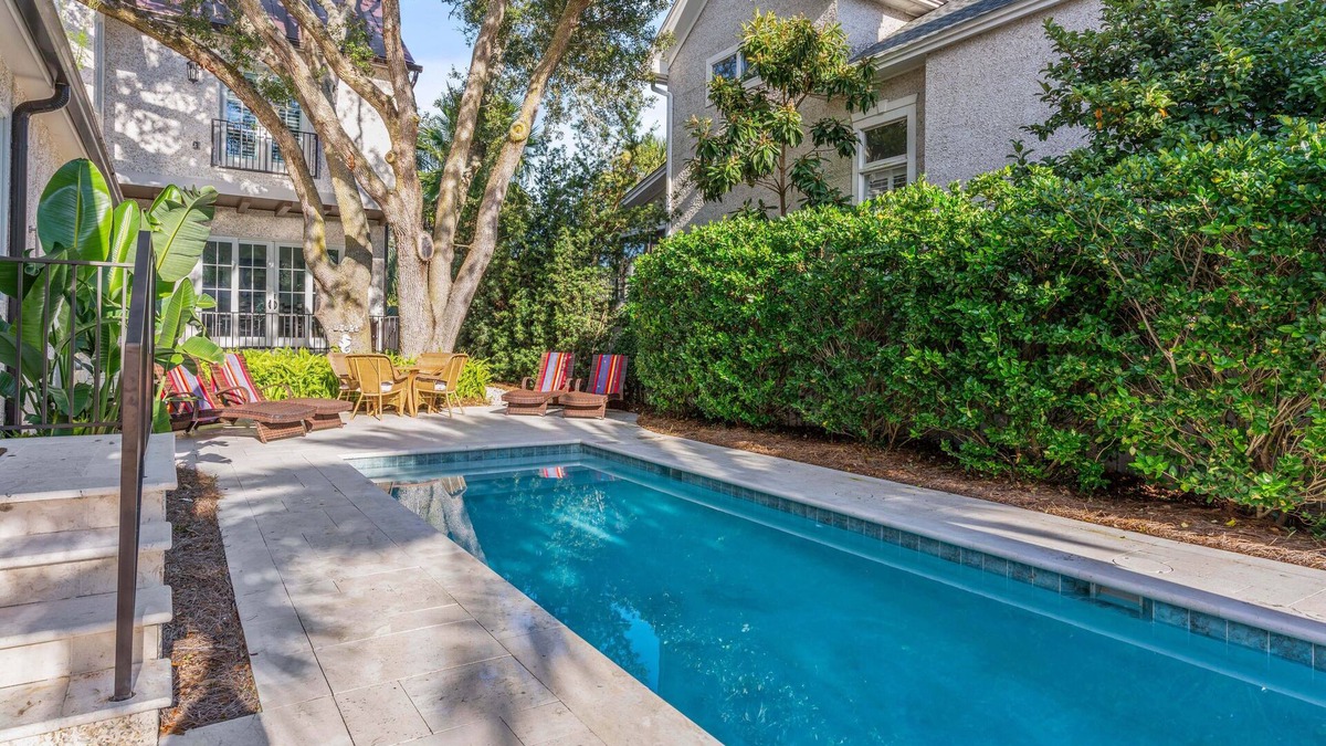 East Beach House | Newly updated 2022! Sleeps 12 with option to heat Pool! 5 bedrooms 4 1/2 baths