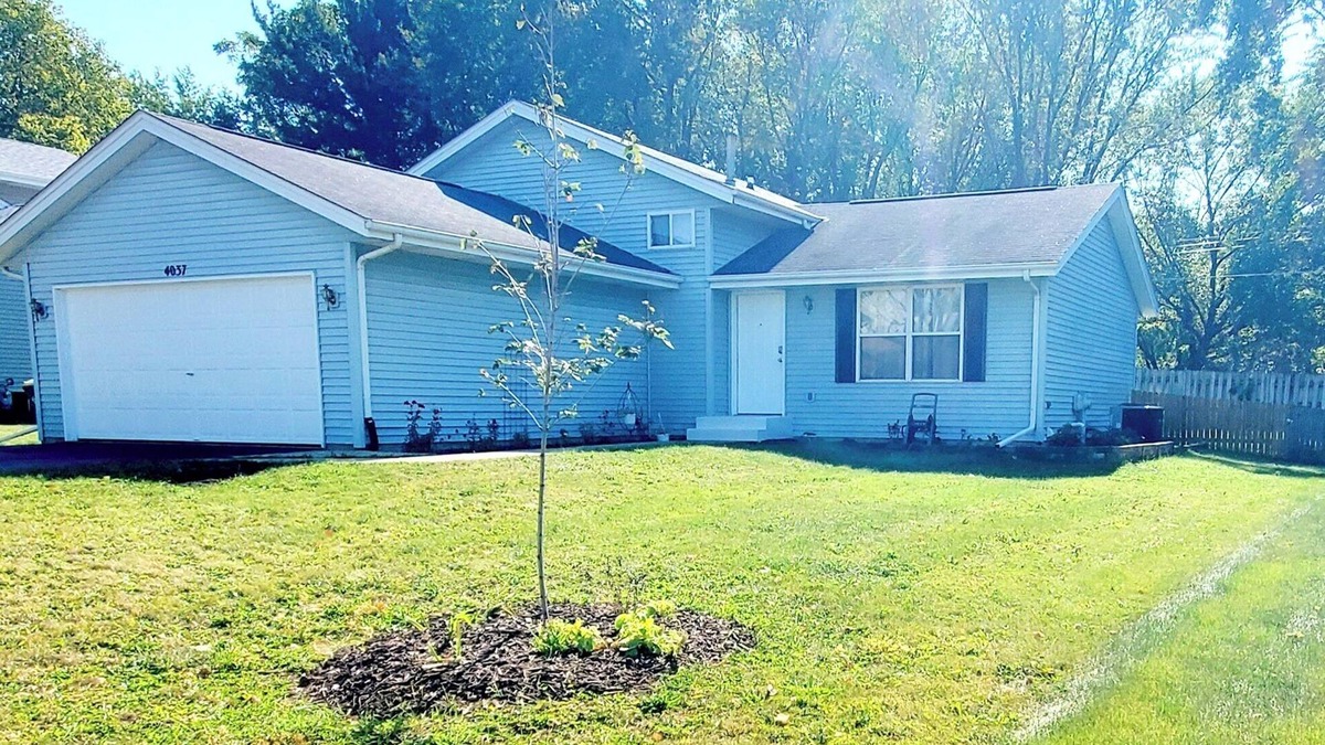 Rockford House | Newly updated warm Rockford tri-level house minutes from Bypass 20, I39 and I90!