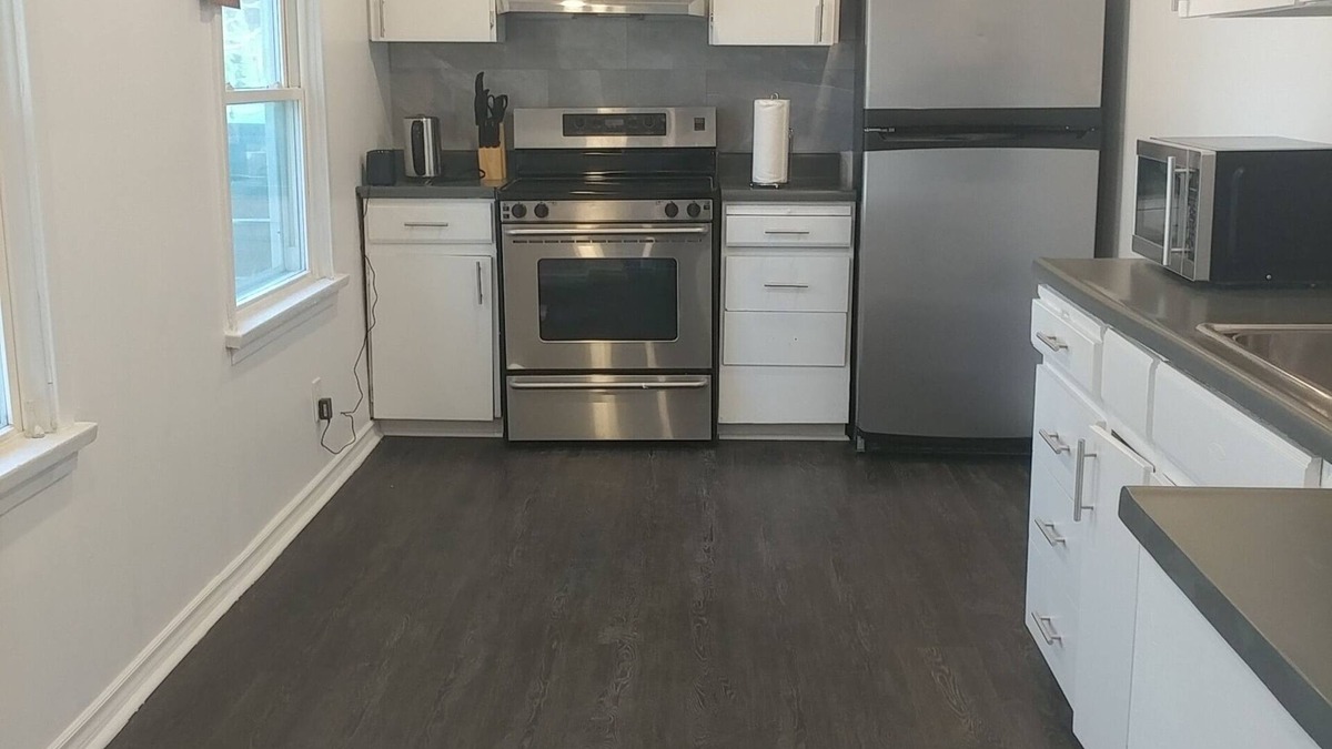 Newmarket House | Newmarket Spacious 3 bdrm apt. Two Parking spots