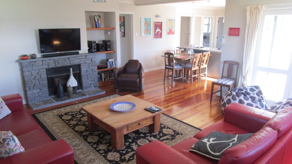 Martinborough House | NewYorkNewYork: Fast Fibre, Sky&Smart TV, all Linen and Cleaning Fee included.