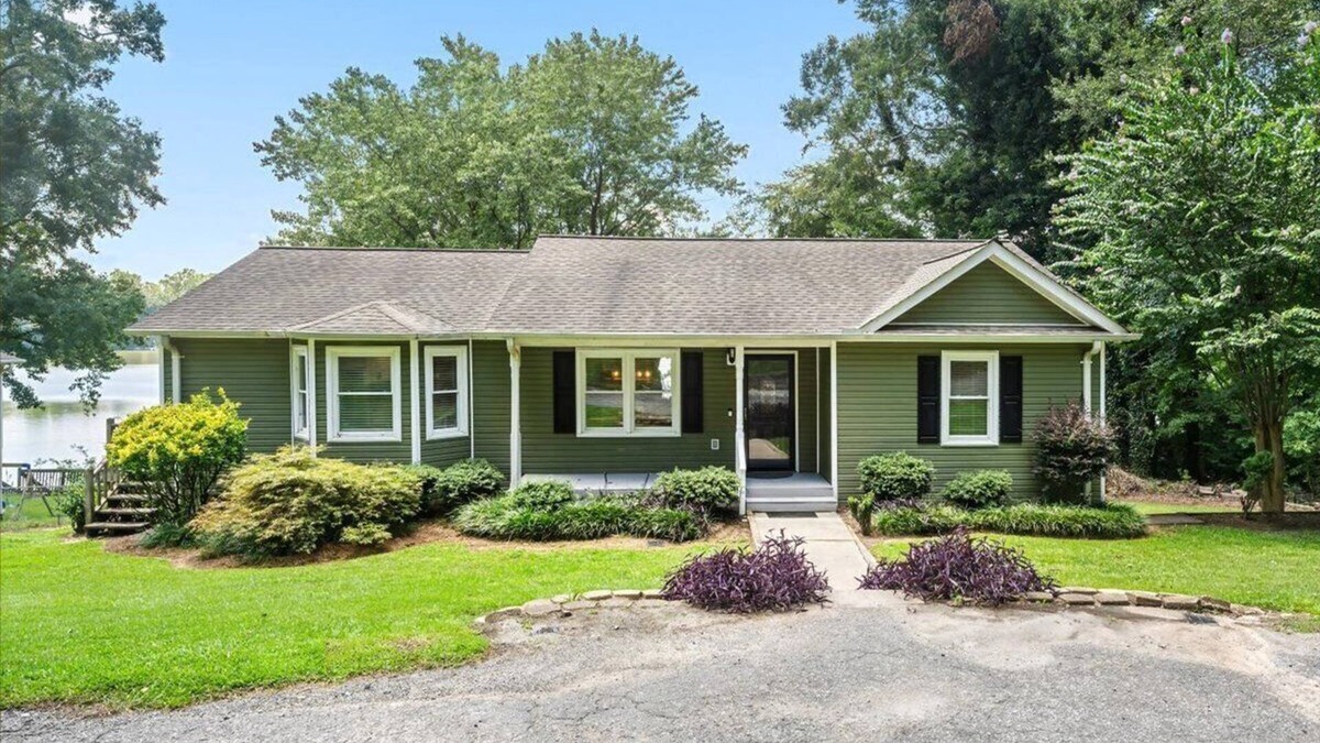 Anderson House | nExperience Serenity on Broadway Lake in this beautiful 3 bedroom home