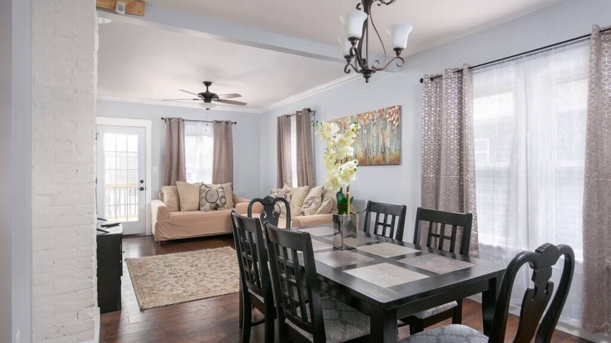 Tremont Apartment | Next 2 Christmas Story House/Tremont/5min downtown