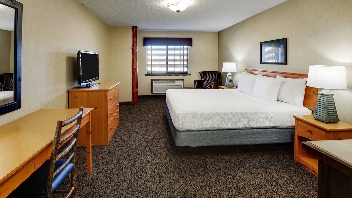 Moline Hotel | Next Mississippi River, Deluxe King Suite, Stoney Creek Quad Cities