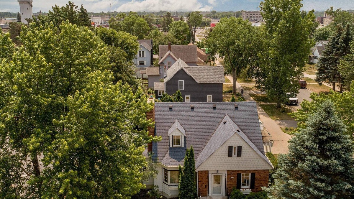 Brainerd House | Next to Gregory Park & The Hospital, Cozy, Movie Theater & More!