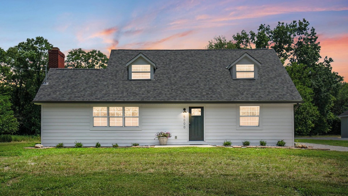 Batavia House | Next to lake, 30 minutes to downtown Cincinnati, fire pit, grill, foosball.