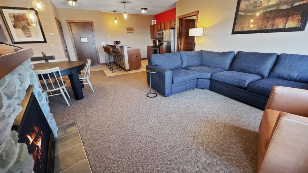 Snowshoe Apartment | Next to Slopes Underground Parking Hot Tubs Locker