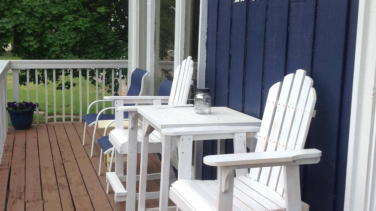 Ottawa Beach Cottage | Next To The Holland State Park Beach AVAILABLE OFF SEASON !Thru April