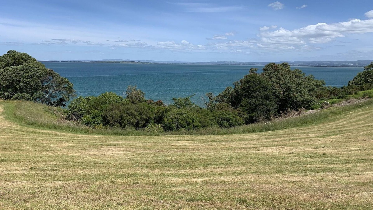 Katikati House | Next to the sea and reserve, self contained 1 bdrm unit, own entrance & parking.