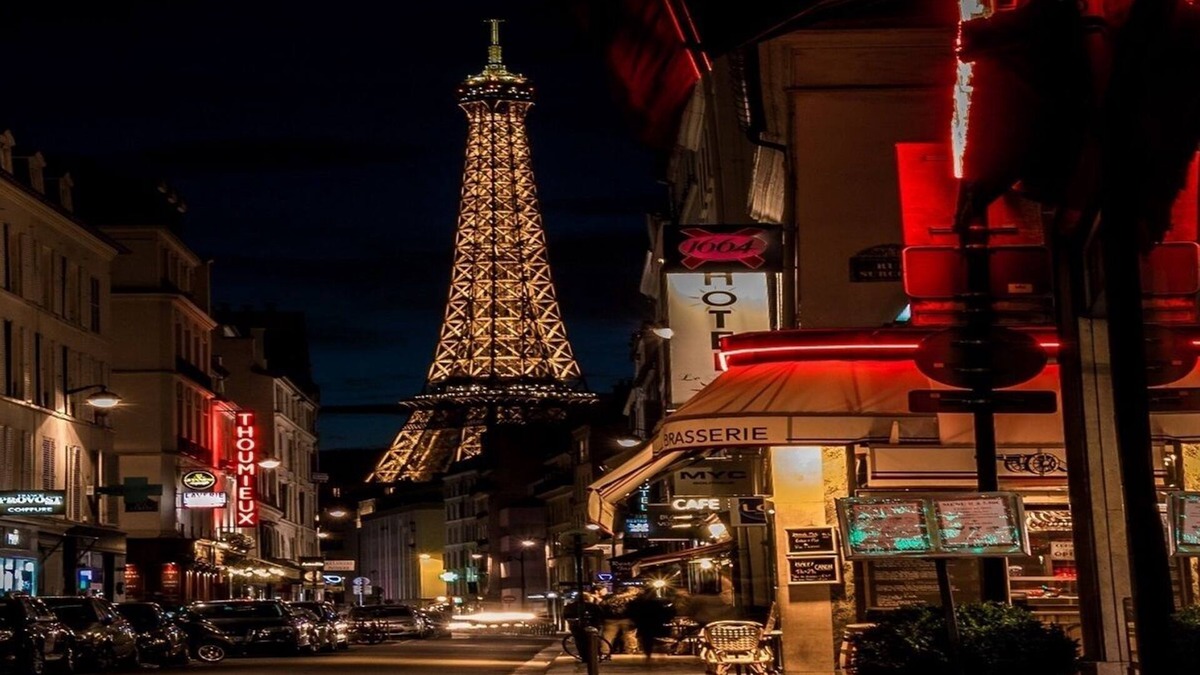 7th Arrondissement Apartment | Next to the shops on rue Saint Dominique & subway stations La Tour-Maubourg