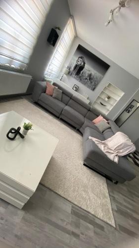 Ransart Apartment | Next2Airport - Appartement House of Lions