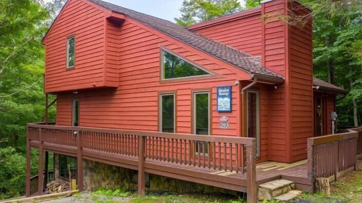 Northface House | NF17- Cool Creek side home! Hot Tub! Pets ok!
