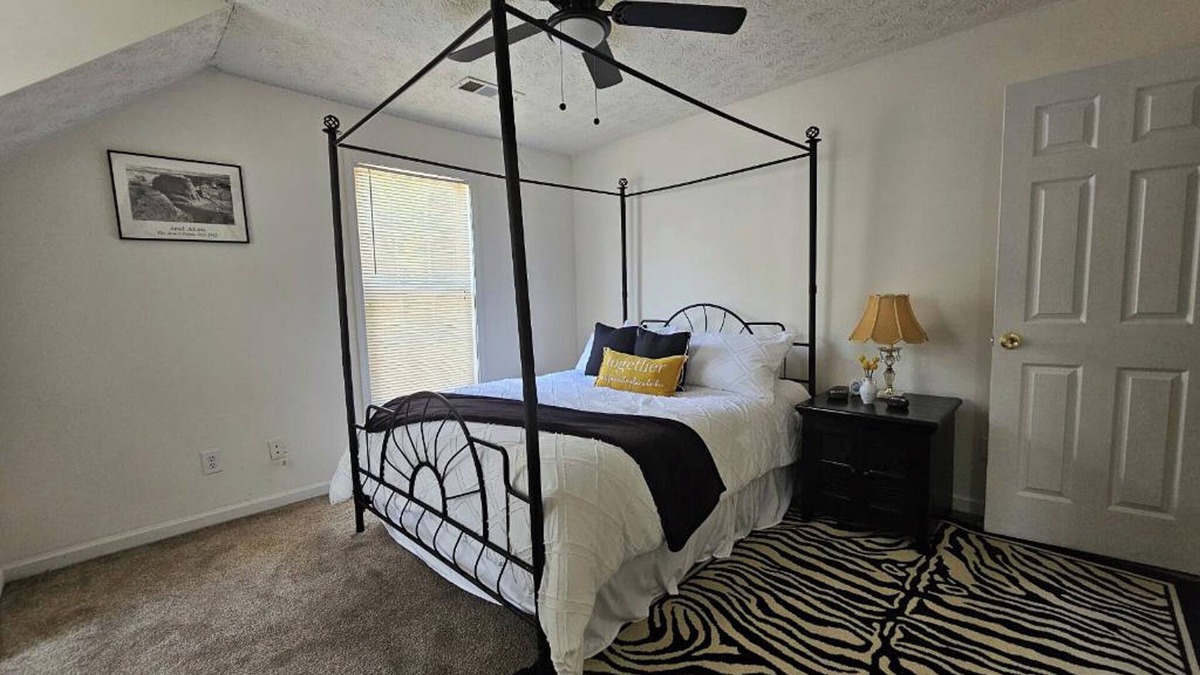 Stone Mountain House | NFL House – 1Train Ride Away-7Min to Train Station, 8-Guests, 4-BRDs, Game Room
