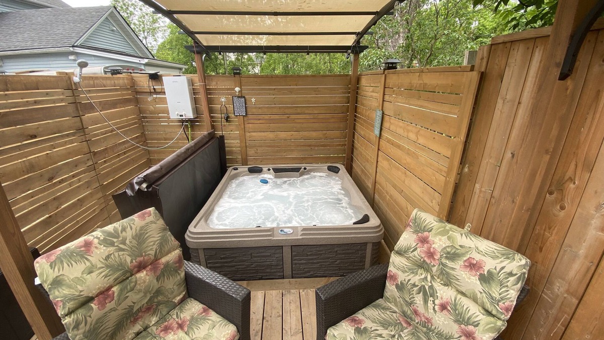 Niagara Falls House | Niagara Chalet with Hot Tub - Steps to the Falls