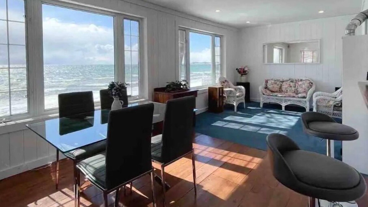 Wainfleet House | Niagara Dreamhouse on the Lake-Private Beach