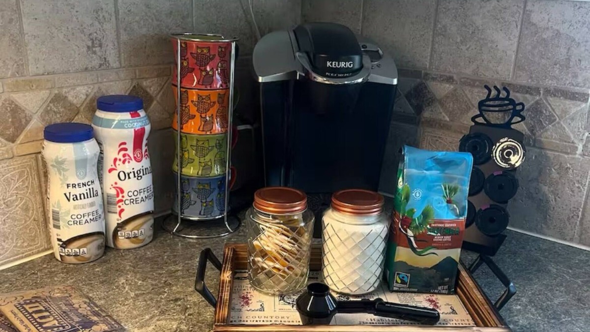 Cheektowaga Apartment | Niagara Falls is only 30minutes away.Airport 4 min away. Family & pet friendly!