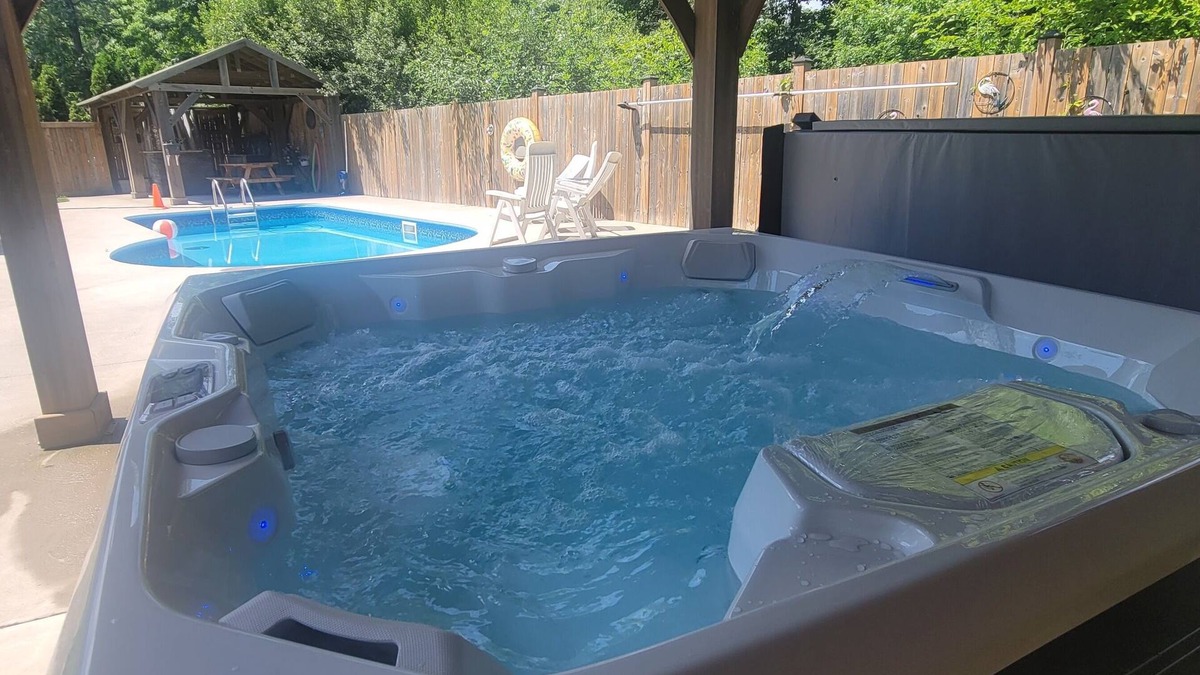 Chippawa Bed & Breakfast | Niagara falls Luxury Villa- Hottub, Pool, Water View, breakfast