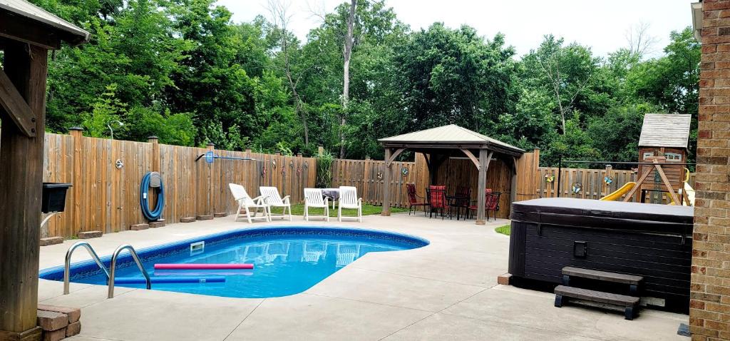 Chippawa Bed & Breakfast | Niagara Falls Villa with Private pool, hottub, water view and Breakfast