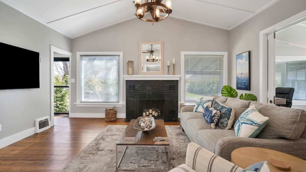 Niantic House | Niantic Cove Waterfront Escape: Relax & Unwind