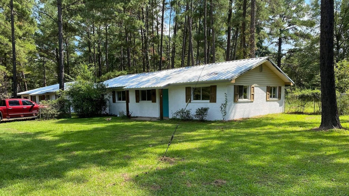Broaddus House | Nice 2/1 brick house, 2 miles from Jackson Hill boat launch