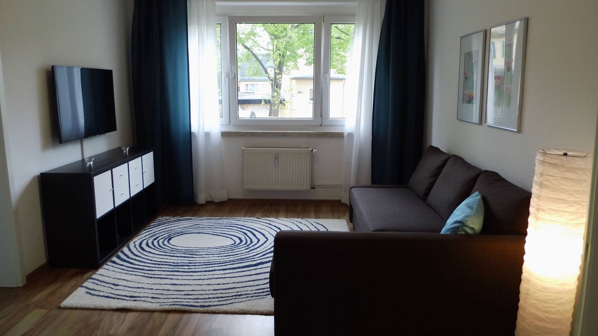 Leutzsch Apartment | Nice 2 bedroom ground floor apartment Wi-Fi
