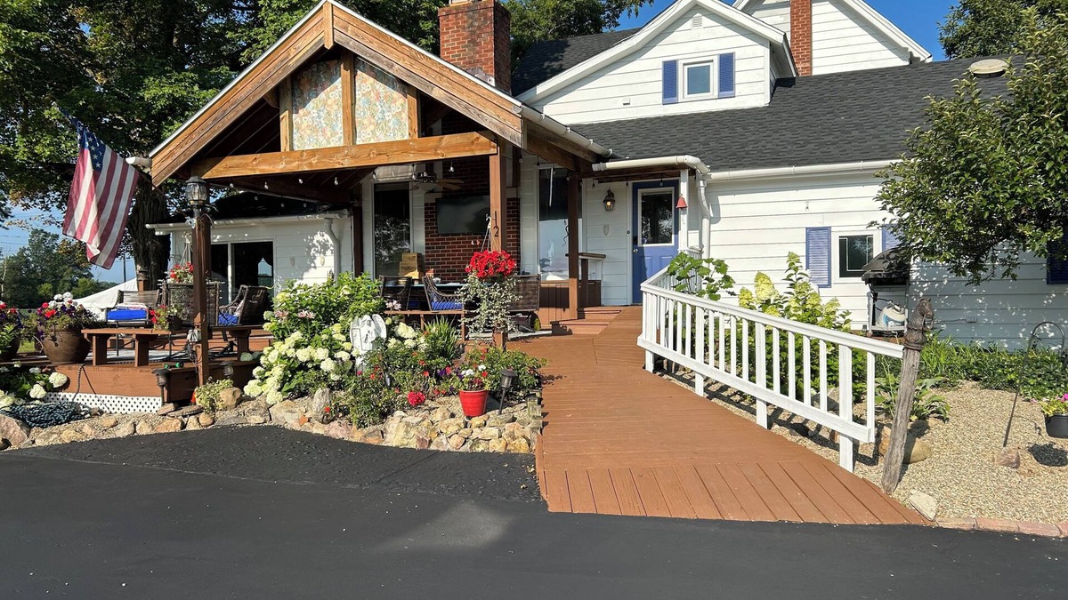 Homerville House | Nice 3-bedroom estate with AC and fireplace in charming Valley City