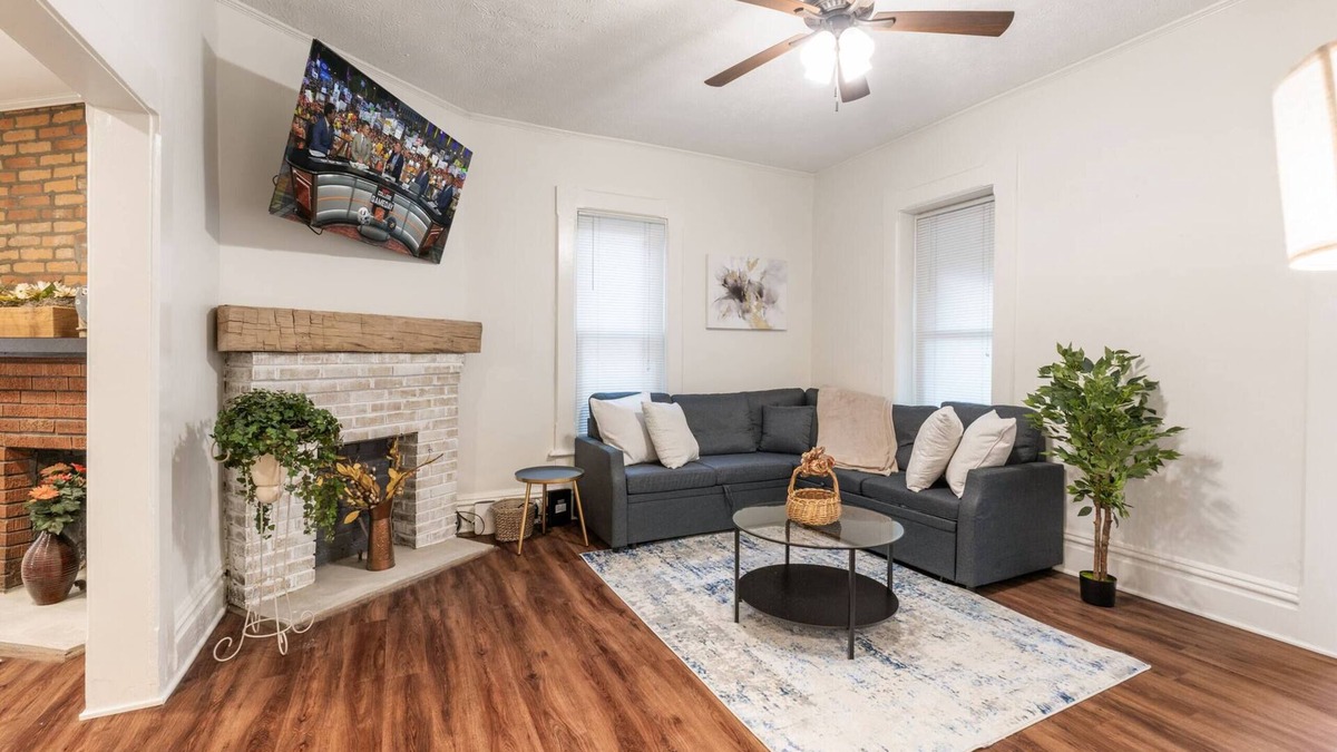 Weinland Park Apartment | Nice 4-bedroom duplex apartment in Columbus
