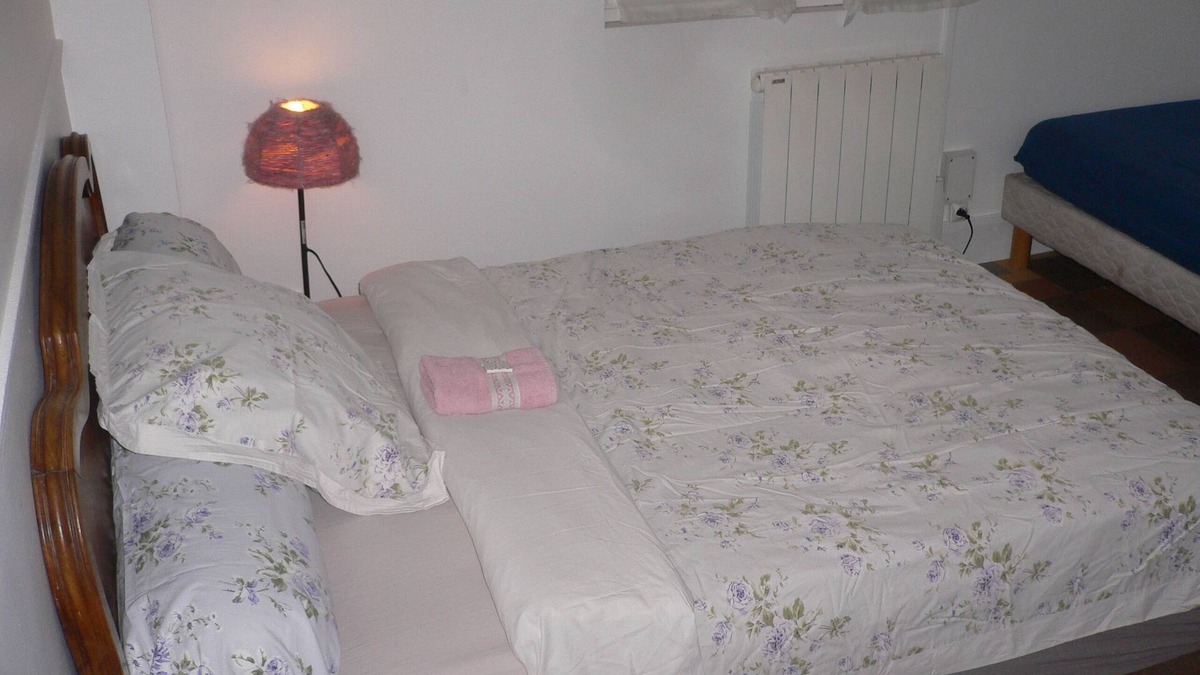 Le Mesnil-Esnard House | Nice and comfortable room.