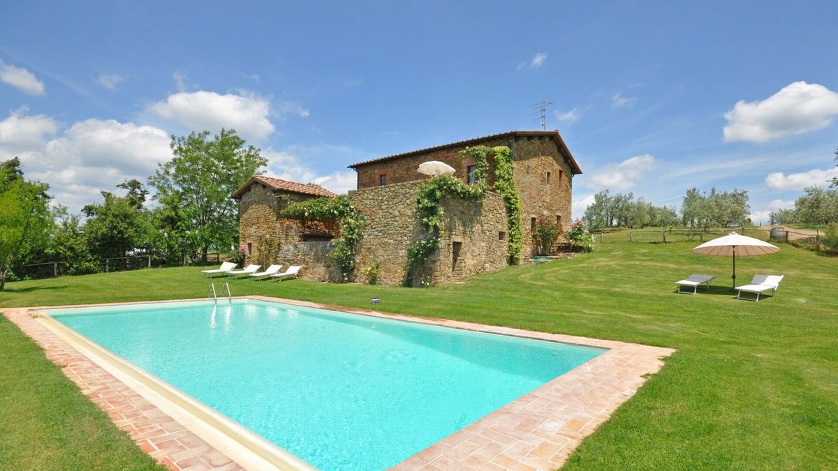 Castelnuovo Berardenga Apartment | Nice apartment for 6 people with pool, WIFI, terrace, pets allowed, panoramic view and parking