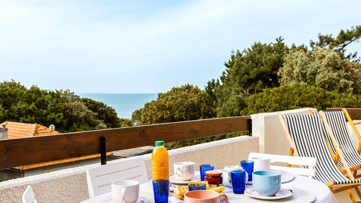 Saint-Palais-sur-Mer Apartment | Nice apartment for 5 guests with WIFI, TV and balcony