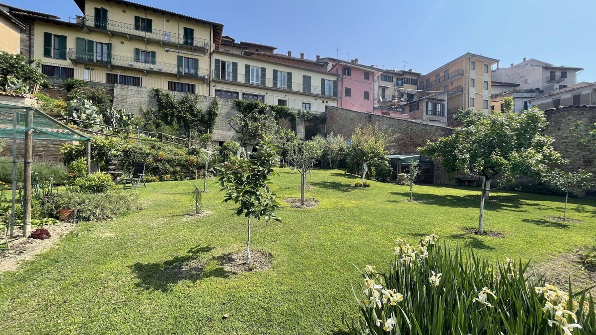Montechiaro dʼAsti Apartment | Nice apartment for 2 people with A/C, WIFI, TV, patio, pets allowed and parking