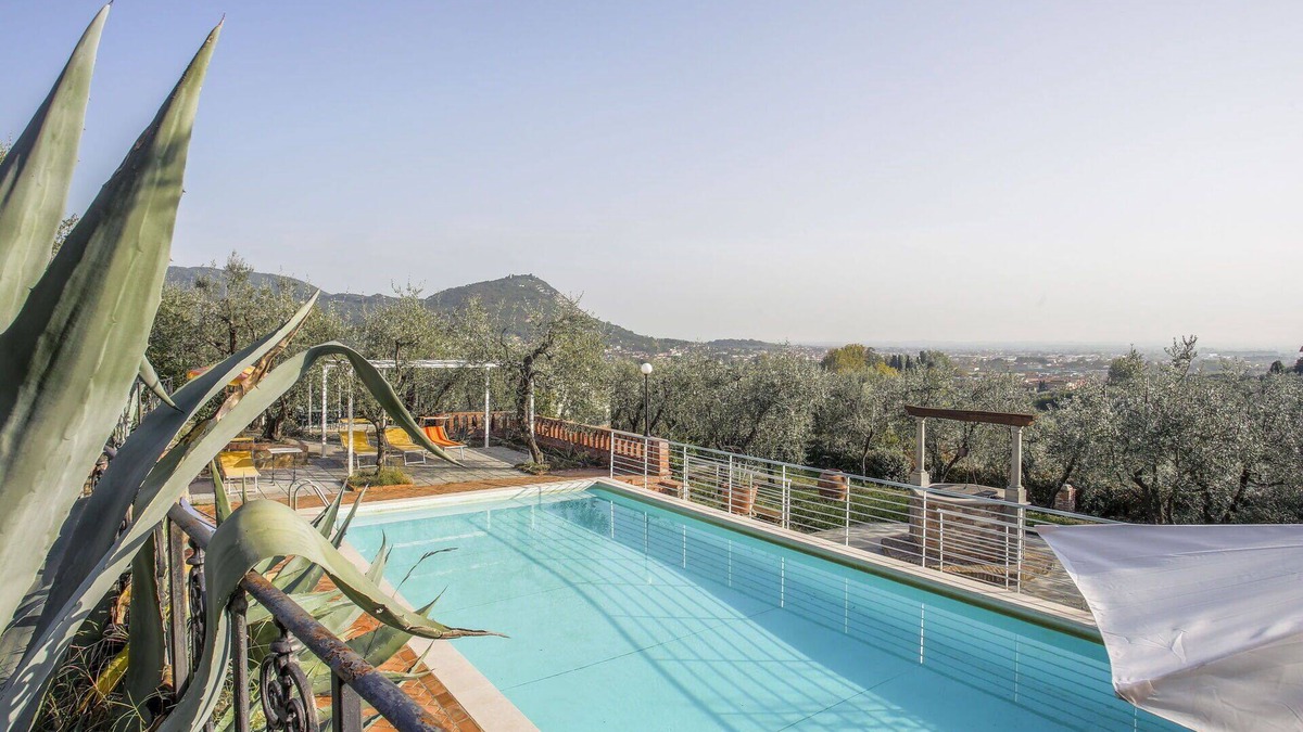Pieve a Nievole Apartment | Nice apartment for 6 guests with hot tub, WIFI, pool, TV, patio, pets allowed and parking