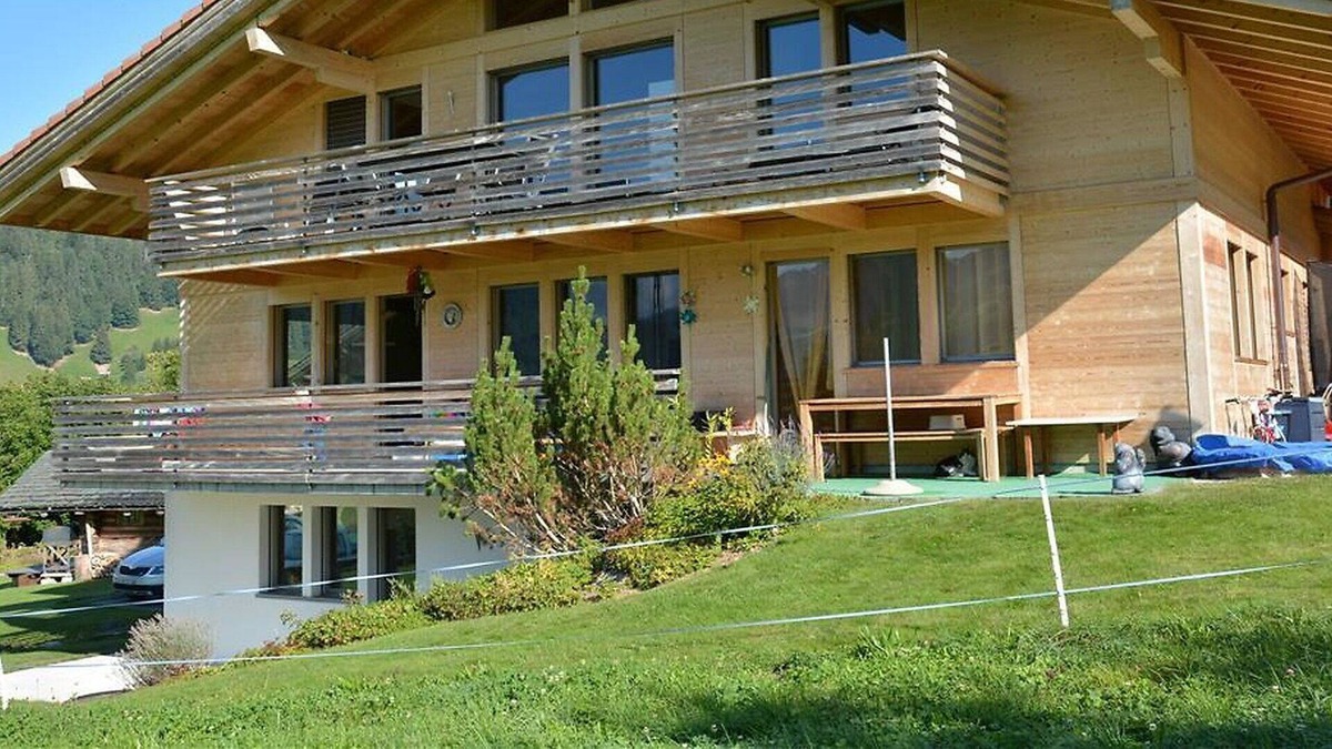Zweisimmen Apartment | Nice apartment for 4 guests with WIFI, TV, balcony and parking