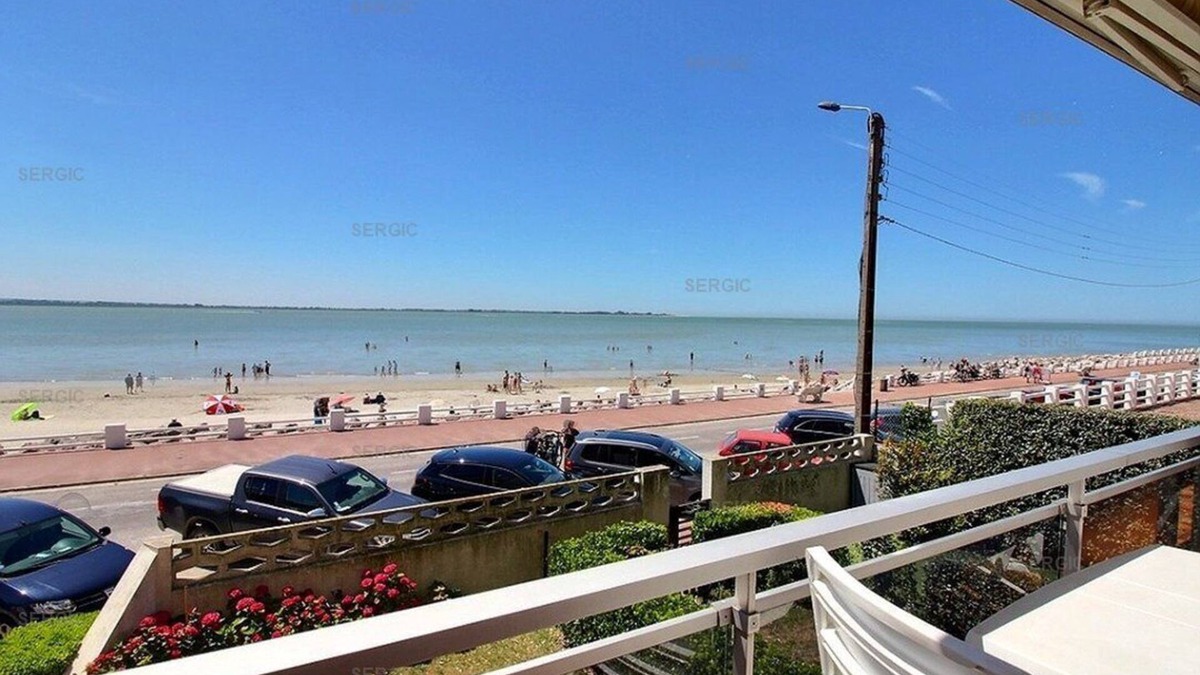 Le Crotoy Apartment | Nice apartment for 4 people facing the sea.